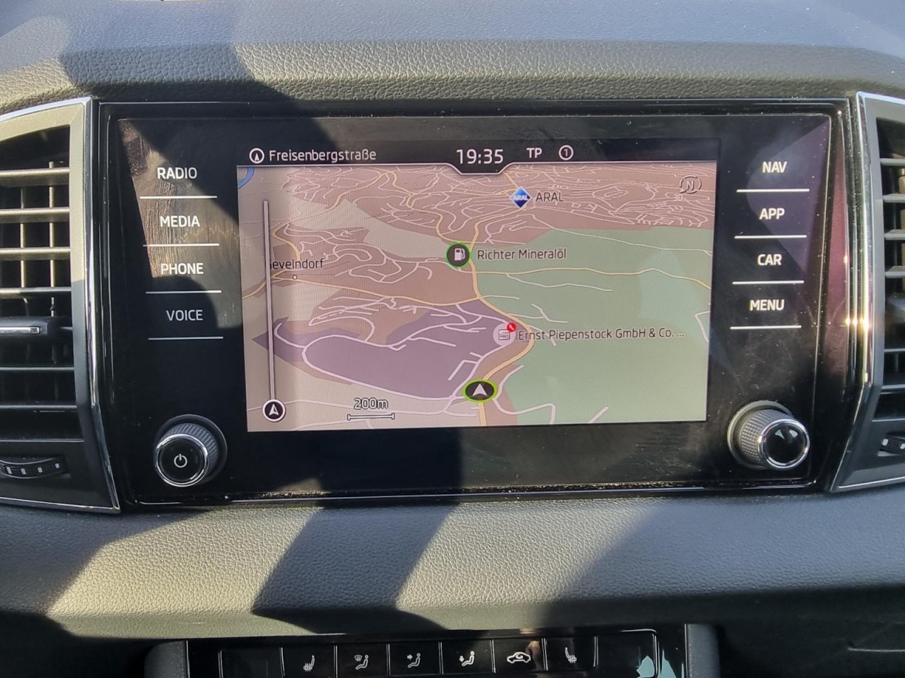 Karoq 1.5 TSI ACT Clever AHK KAM NAV LED KLIMA - Bild 9