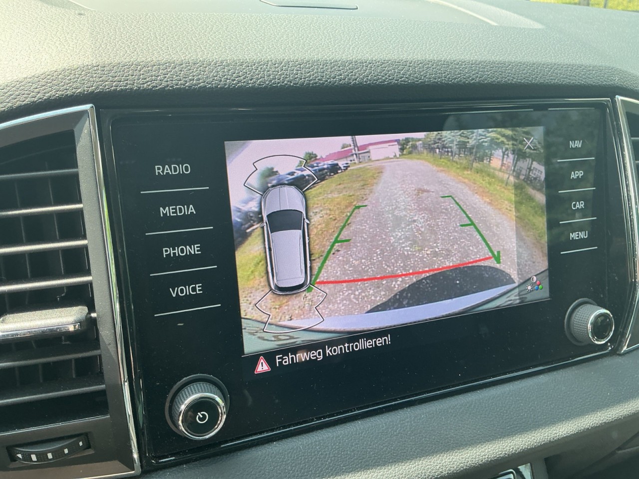 Skoda Karoq TOUR 1.0 TSI NAVI+4xSHZ+ACC+PDC+KESSY+LED