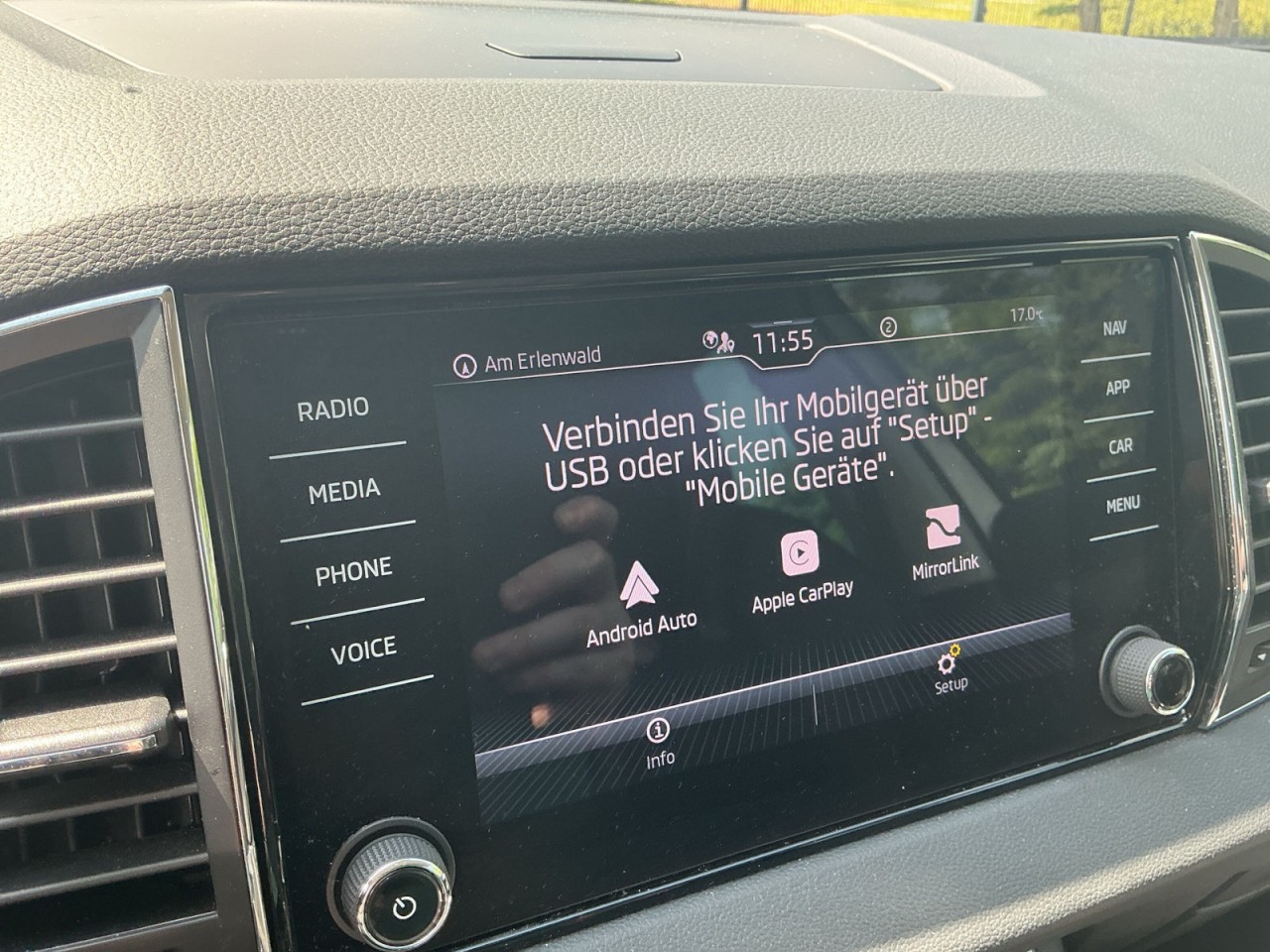 Skoda Karoq TOUR 1.0 TSI NAVI+4xSHZ+ACC+PDC+KESSY+LED