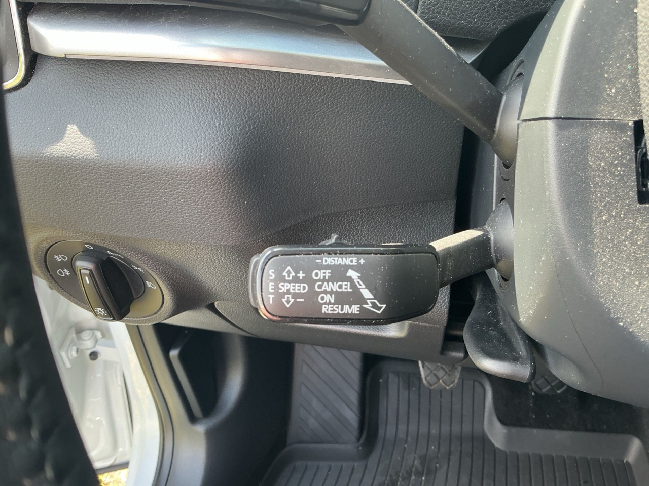 Skoda Karoq TOUR 1.0 TSI NAVI+4xSHZ+ACC+PDC+KESSY+LED