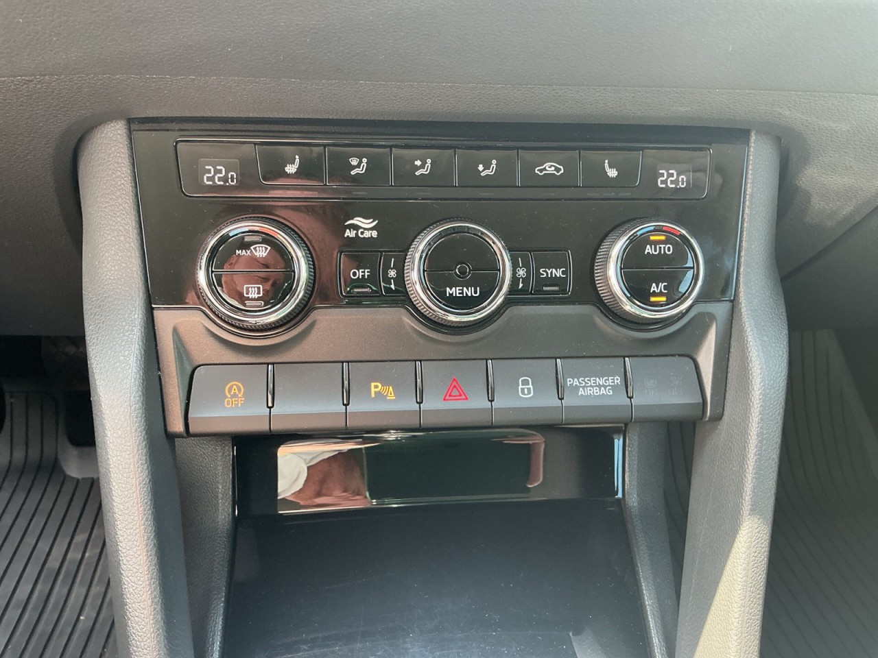 Skoda Karoq TOUR 1.0 TSI NAVI+4xSHZ+ACC+PDC+KESSY+LED