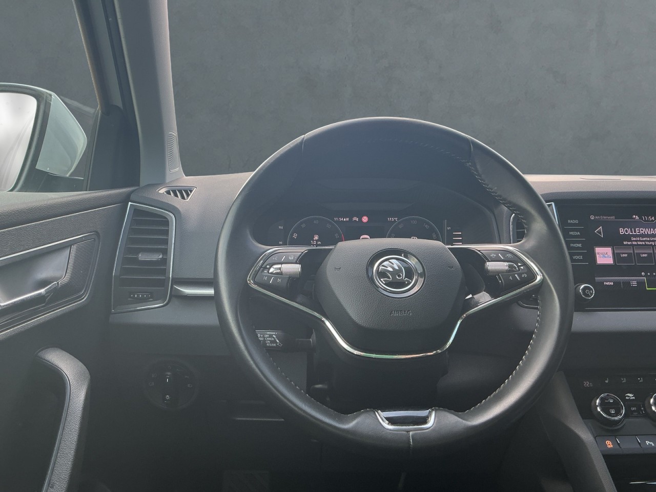 Skoda Karoq TOUR 1.0 TSI NAVI+4xSHZ+ACC+PDC+KESSY+LED