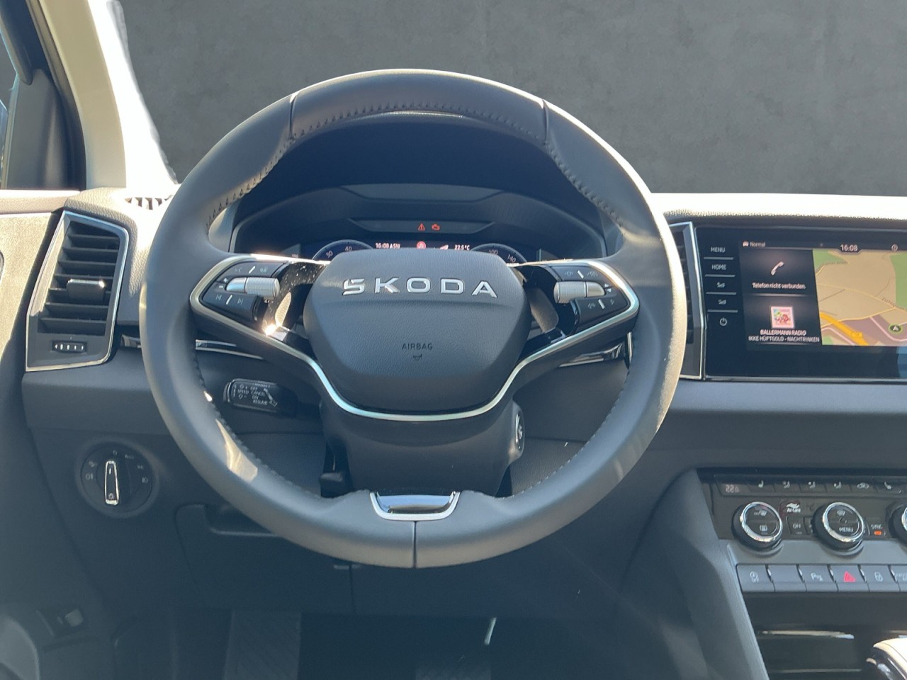 Skoda Karoq BALANCE 2.0 TDI DSG 4x4+AHK+NAVI+MATRIX+VC