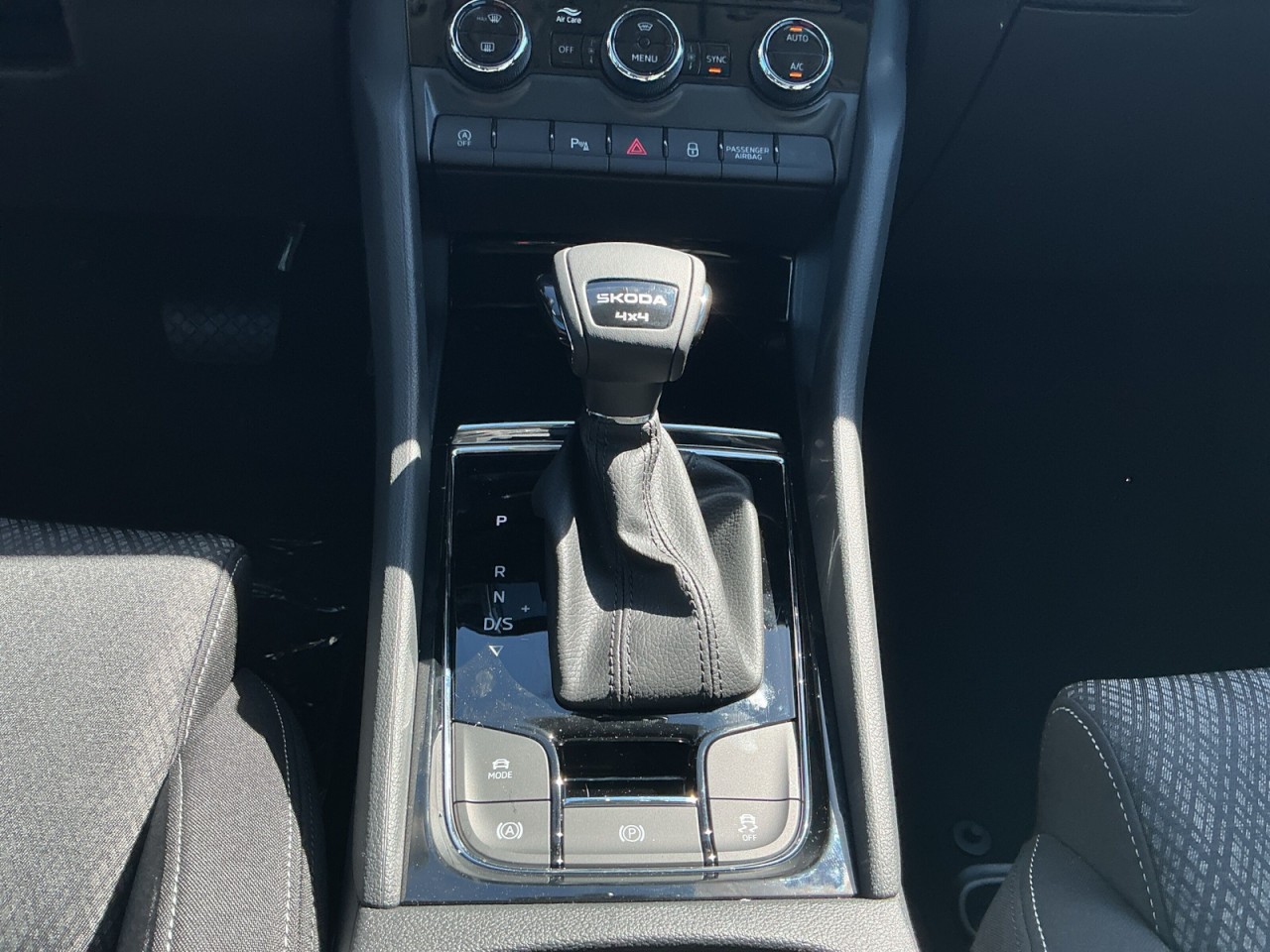 Skoda Karoq BALANCE 2.0 TDI DSG 4x4+AHK+NAVI+MATRIX+VC