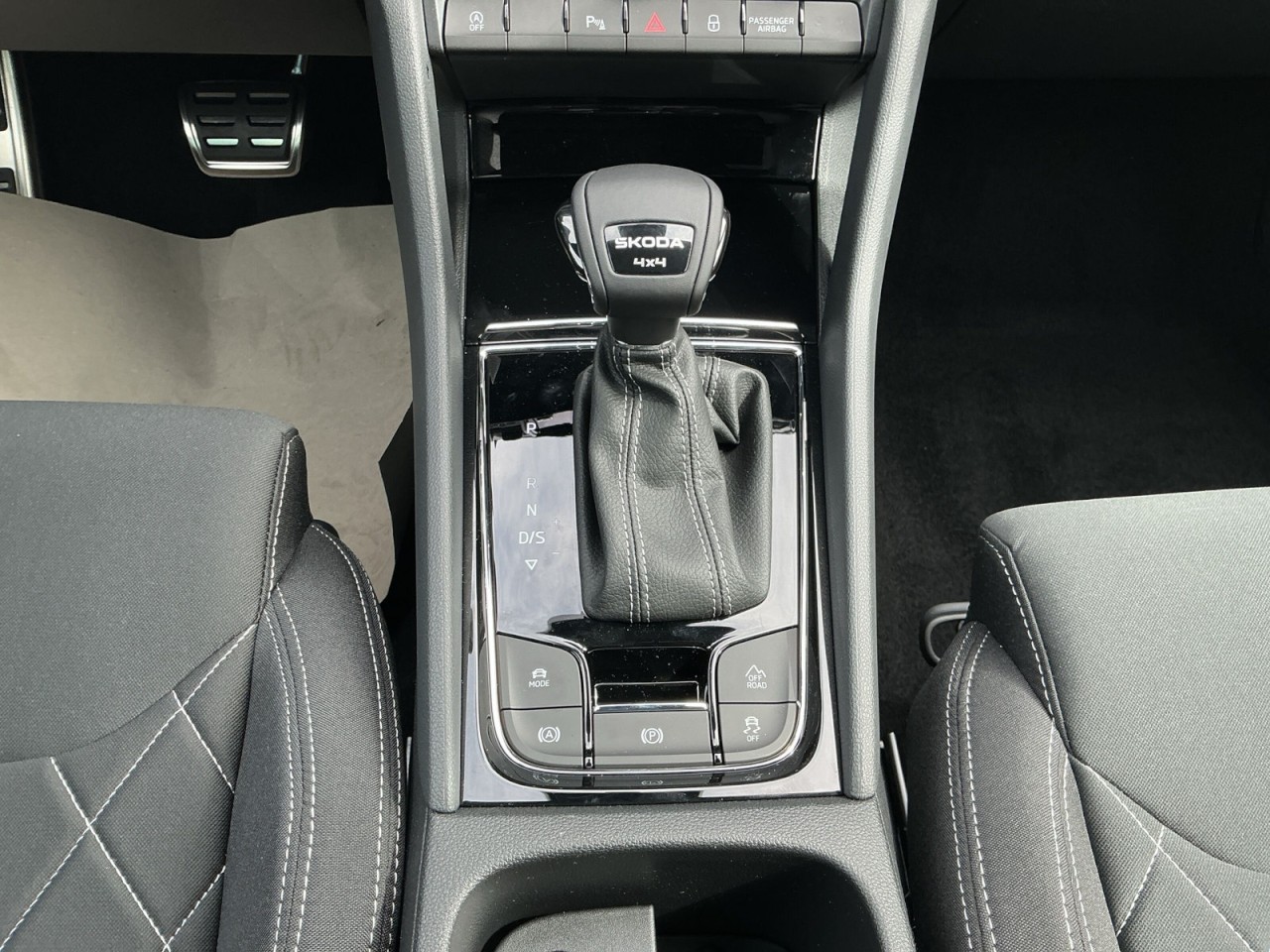 Skoda Karoq SPORTLINE 2.0 TSI DSG 4x4 AHK+NAVI+ACC+DCC