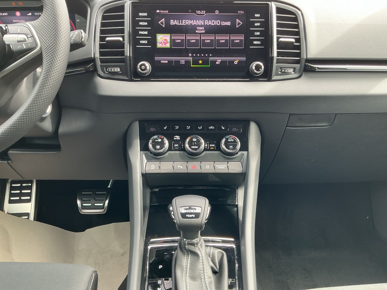 Skoda Karoq SPORTLINE 2.0 TSI DSG 4x4 AHK+NAVI+ACC+DCC