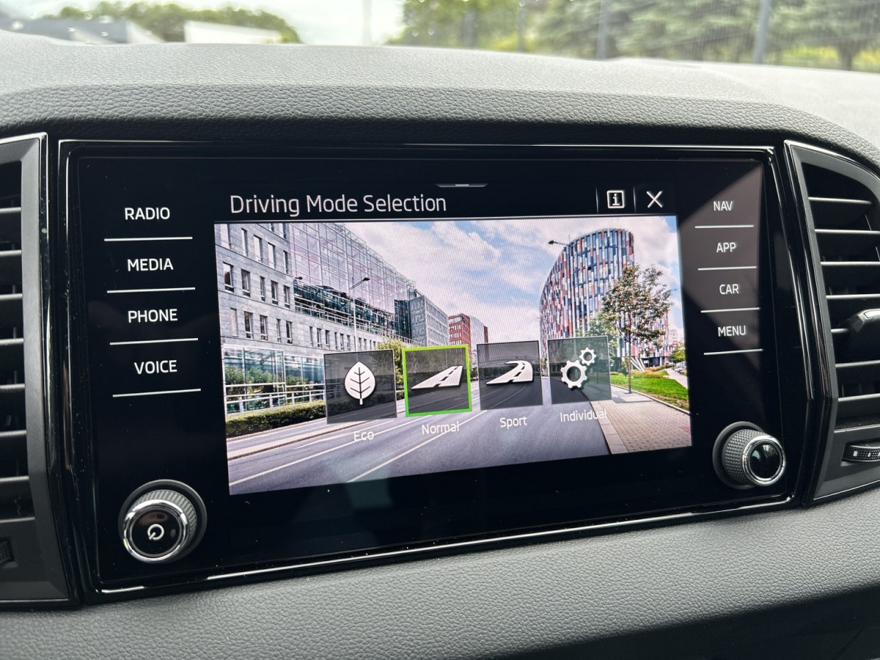 Skoda Karoq SPORTLINE 1.5 TSI DSG AHK+NAVI+WSS BEHEIZT
