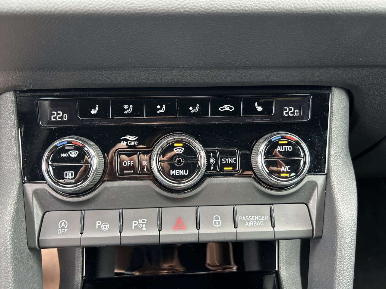 Skoda Karoq SPORTLINE 1.5 TSI DSG AHK+NAVI+WSS BEHEIZT