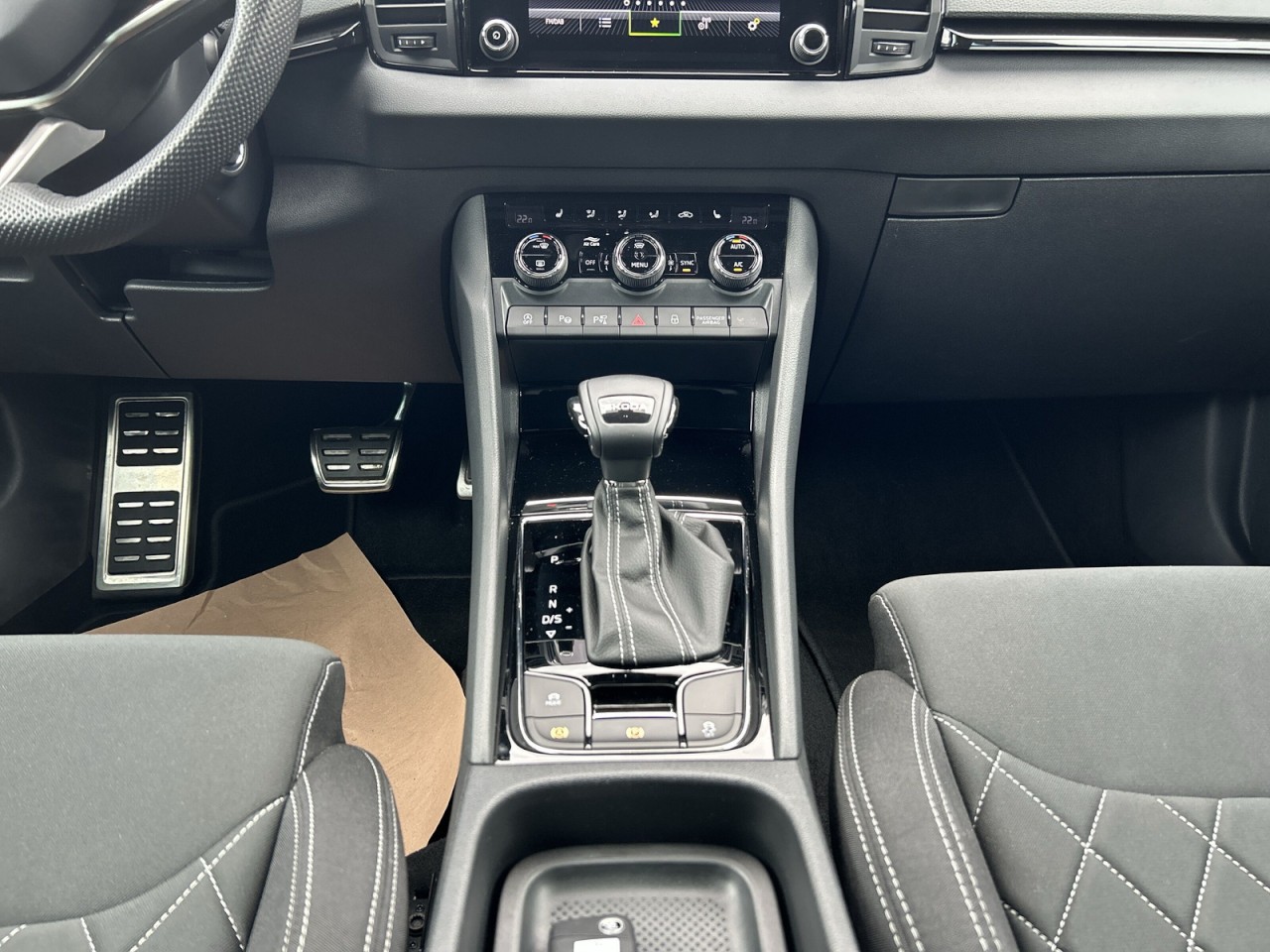 Skoda Karoq SPORTLINE 1.5 TSI DSG AHK+NAVI+WSS BEHEIZT