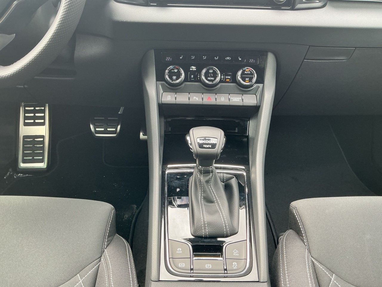 Skoda Karoq SPORTLINE 2.0TDI DSG 4x4 AHK+NAVI+STANDHZG