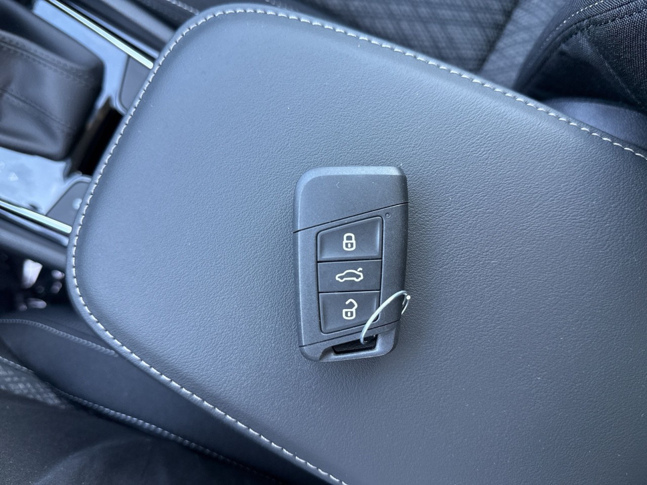 Skoda Karoq TOUR 1.5 TSI DSG AHK+MATRIX+VARIO-FLEX+PDC