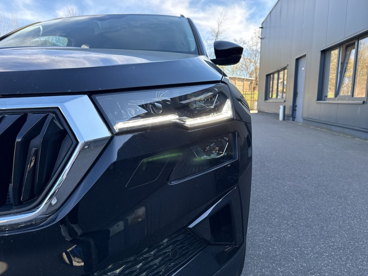 Skoda Karoq TOUR 1.5 TSI DSG AHK+MATRIX+VARIO-FLEX+PDC