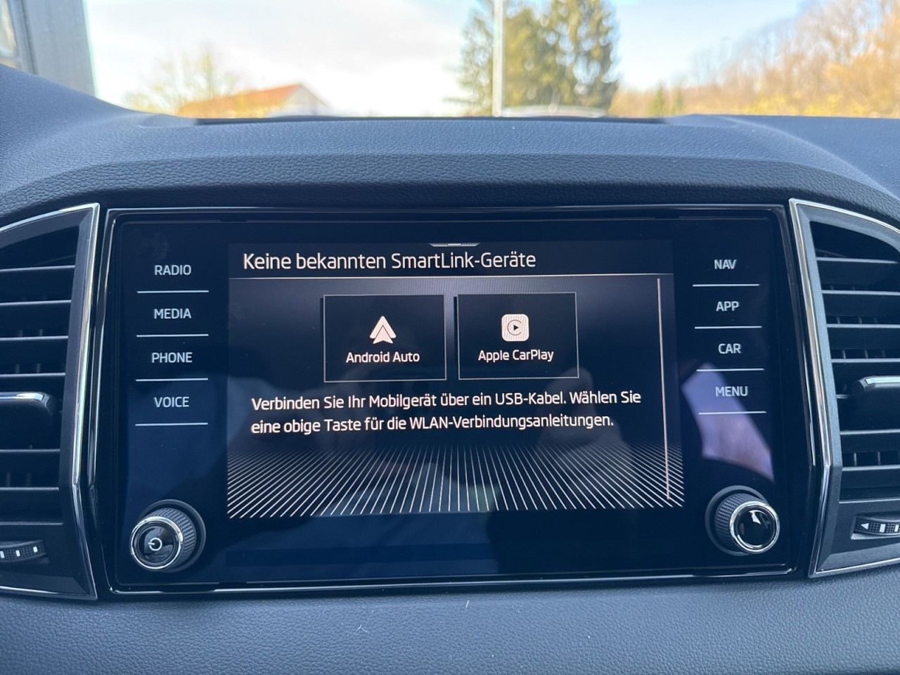 Skoda Karoq TOUR 1.5 TSI DSG AHK+MATRIX+VARIO-FLEX+PDC