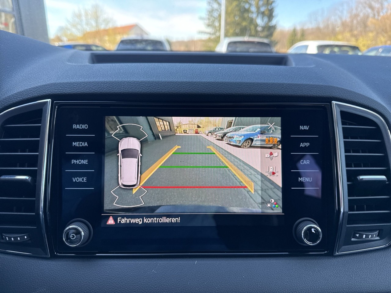 Skoda Karoq TOUR 1.5 TSI DSG AHK+MATRIX+VARIO-FLEX+PDC