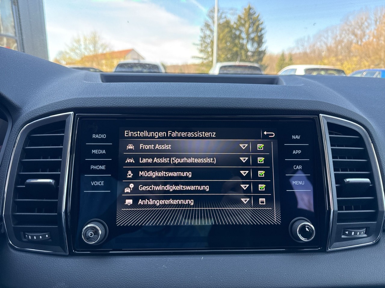 Skoda Karoq TOUR 1.5 TSI DSG AHK+MATRIX+VARIO-FLEX+PDC