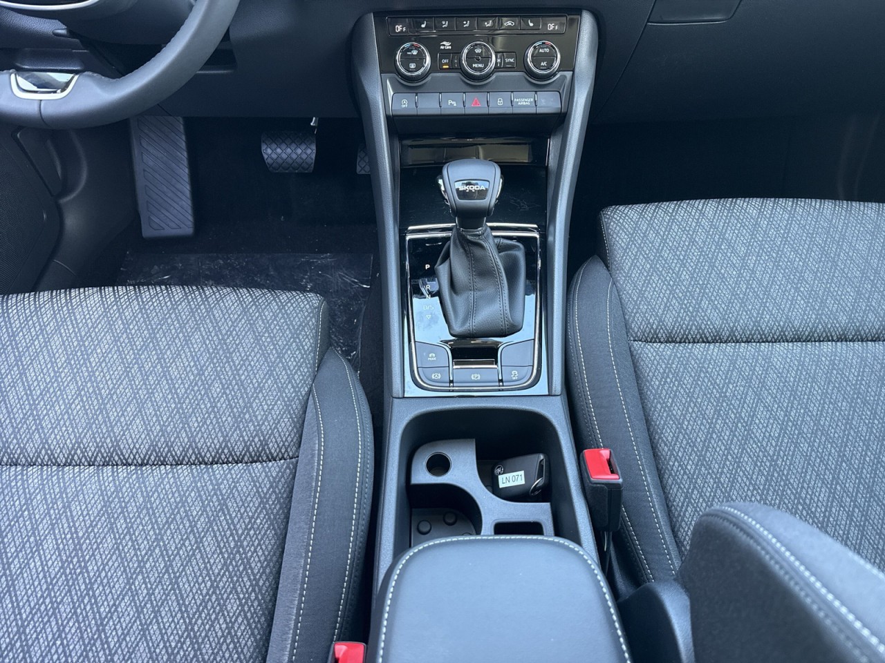 Skoda Karoq TOUR 1.5 TSI DSG AHK+MATRIX+VARIO-FLEX+PDC