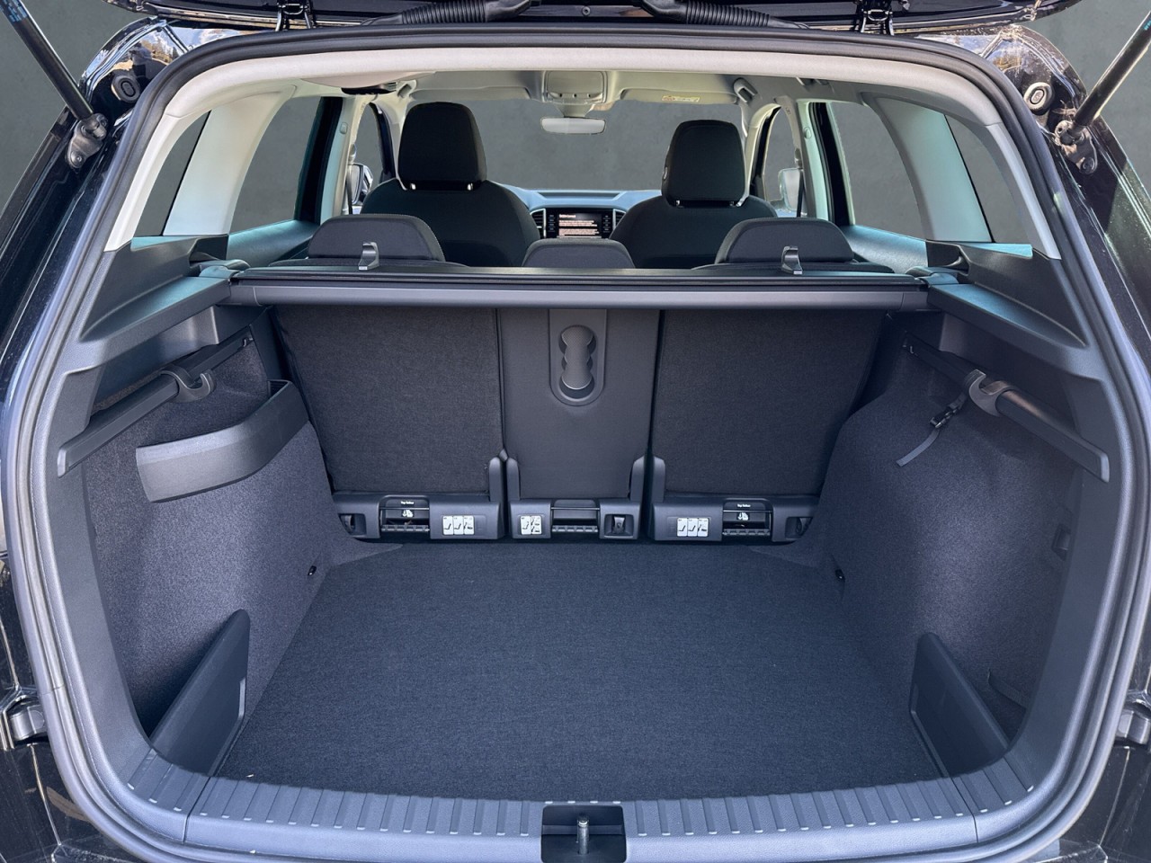 Skoda Karoq TOUR 1.5 TSI DSG AHK+MATRIX+VARIO-FLEX+PDC