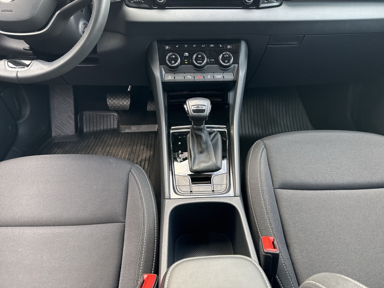 Skoda Karoq SELECTION 1.5TSI DSG ALU+4xSHZ+WSS BEHEIZT