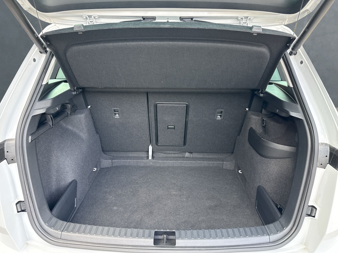 Skoda Karoq SELECTION 1.5TSI DSG ALU+4xSHZ+WSS BEHEIZT