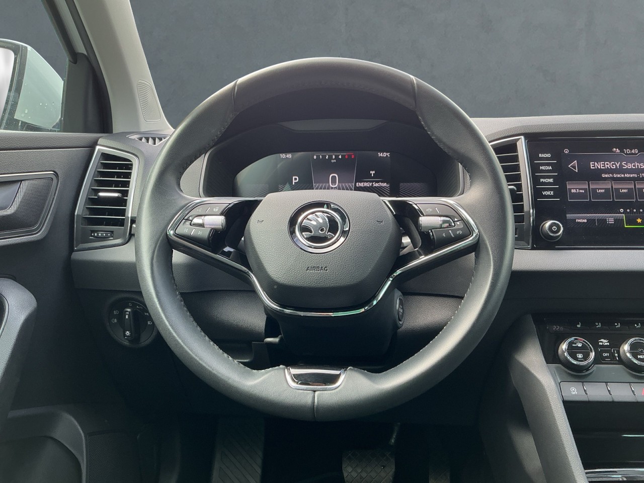 Skoda Karoq AMBITION 1.5TSI DSG AHK+SHZ+ALU+SMART-LINK