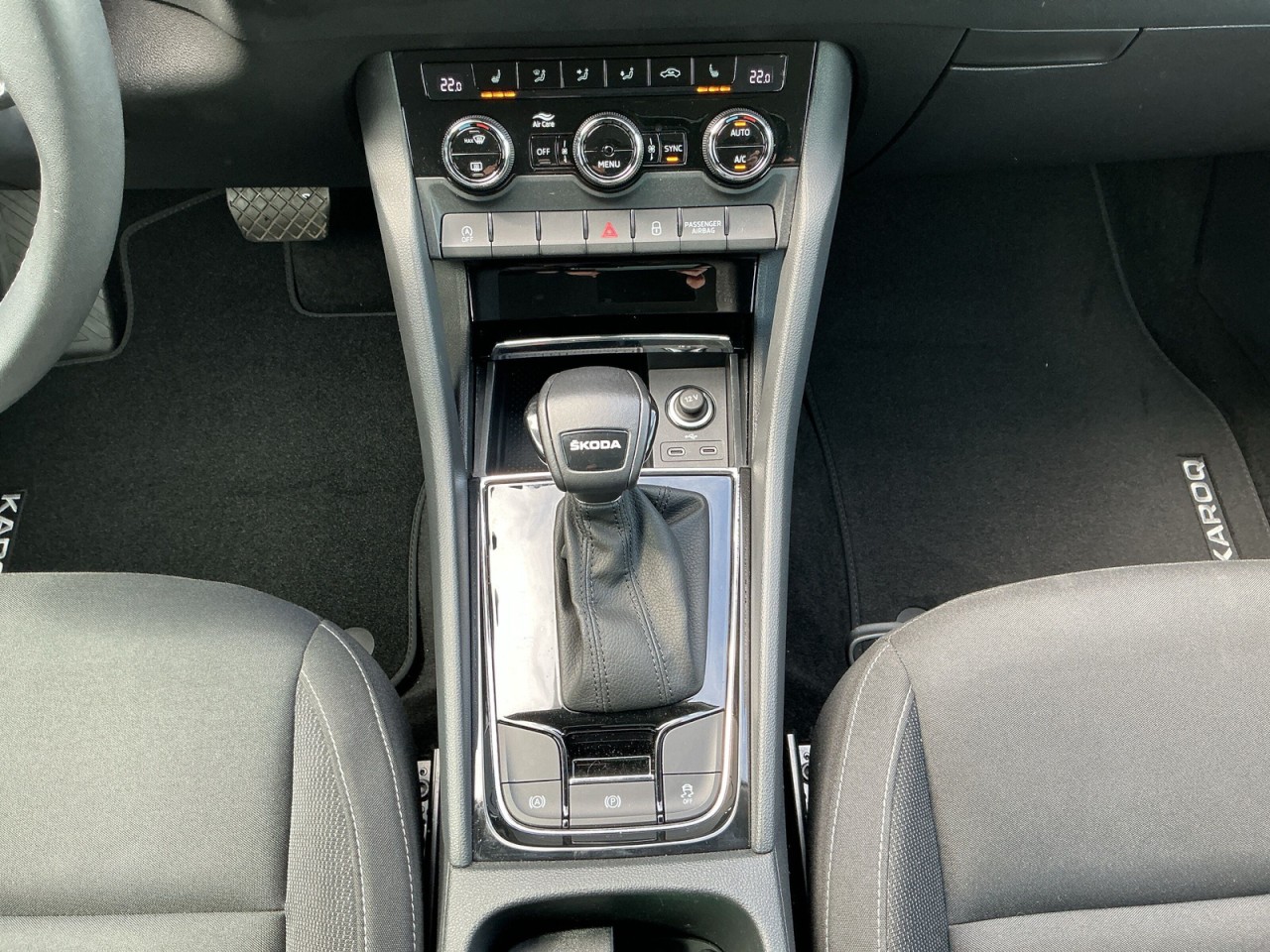 Skoda Karoq AMBITION 1.5TSI DSG AHK+SHZ+ALU+SMART-LINK