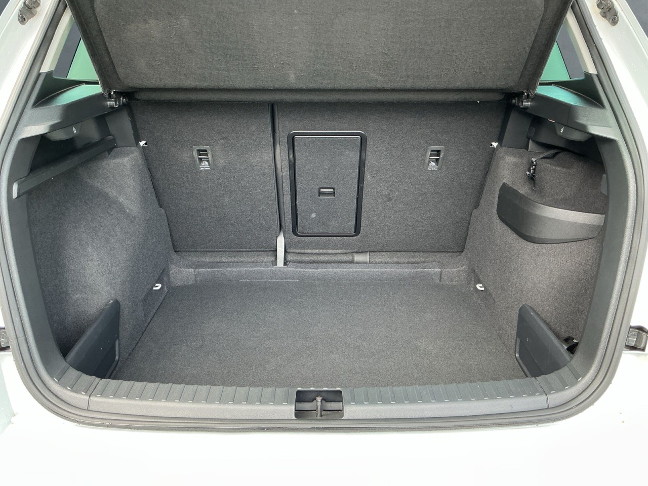 Skoda Karoq AMBITION 1.5TSI DSG AHK+SHZ+ALU+SMART-LINK