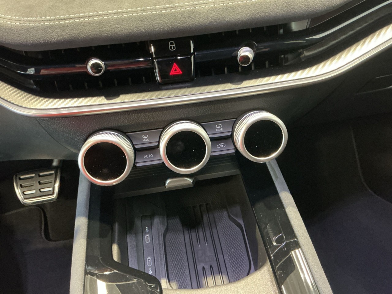 Skoda Superb Cb. SPORTLINE 2.0TSI DSG AHK+NAVI+ACC+DCC